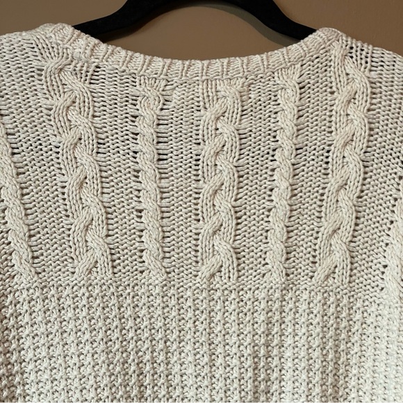 Abercrombie & Fitch Cream Cable Knit Sweater Size Medium - Picture 8 of 16